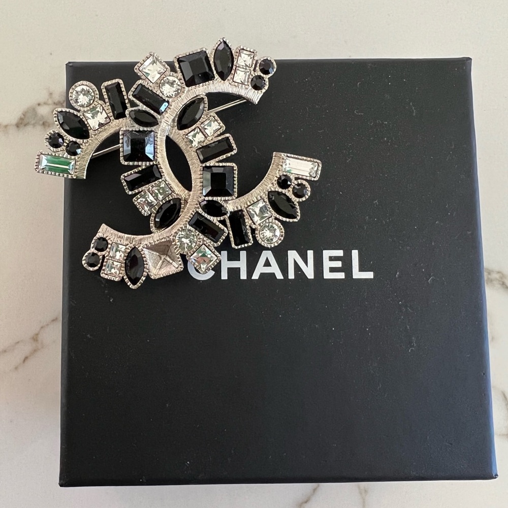 Chanel Brooch - Picture 7 of 9
